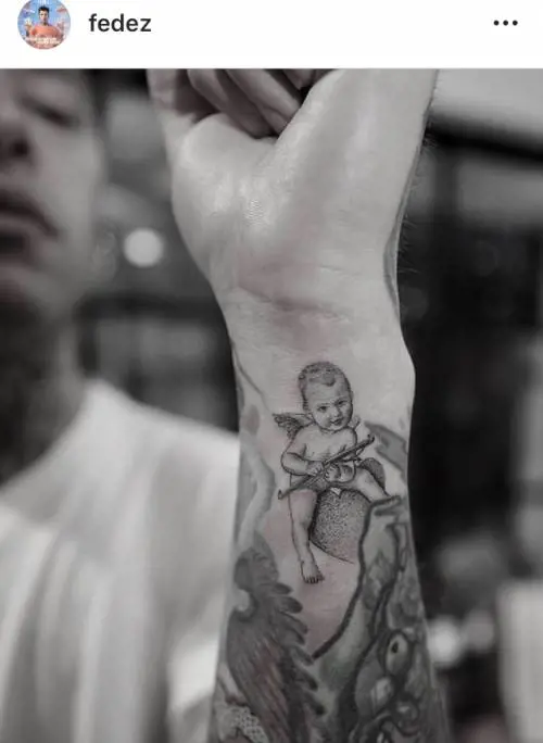 Fedez, nuovo tatuaggio con il piccolo Leo che fa da Cupido
