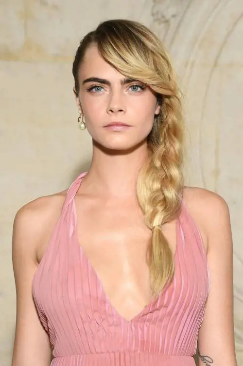 Cara Delevingne hot alla Paris Fashion Week