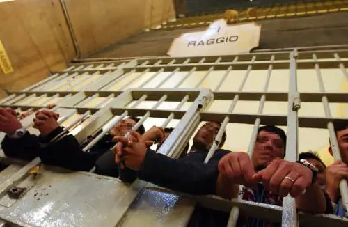 Entra in cella per scontare cinque anni Ci resta per 49