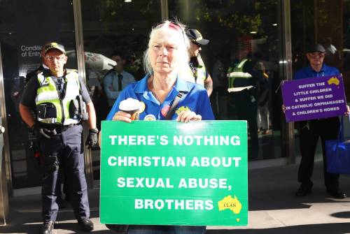 La manifestazione contro il cardinale Pell fuori dal tribunale di Melbourne