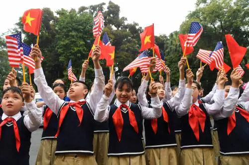 Strette di mano e battute. La diplomazia da tavola cerca l'intesa Donald-Kim