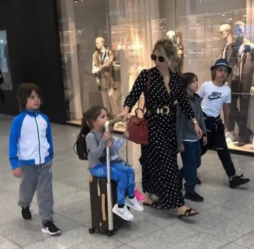 Wanda Nara molla tutto e va in vacanza a Dubai