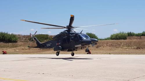 I militari dell'aria con licenza di salvare bambini