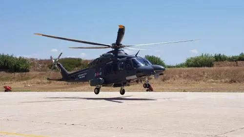 I militari dell'aria con licenza di salvare bambini