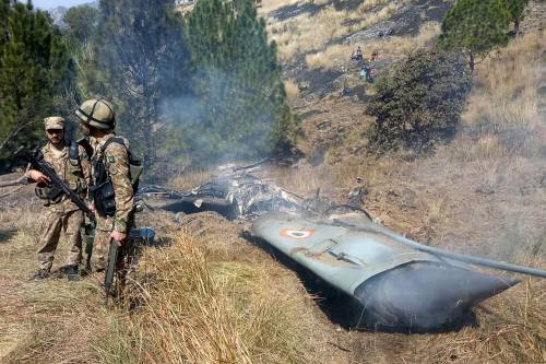 Scoppia una battaglia dei cieli. Sale la tensione India-Pakistan
