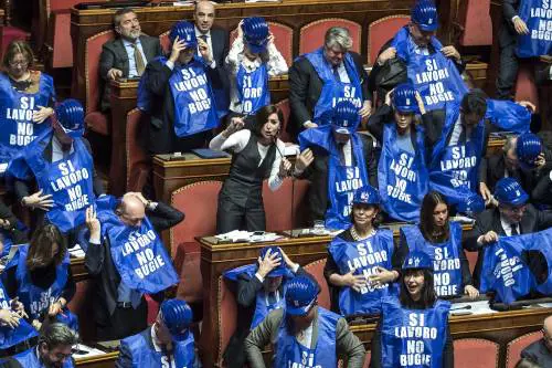 Primo sì al Decretone: il Senato si infiamma tra gilet azzurri e insulti