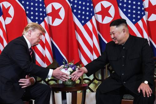 La stretta di mano tra il presidente americano Donald Trump e il leader coreano Kim Jong-un