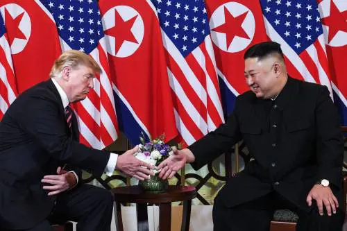 La stretta di mano tra il presidente americano Donald Trump e il leader coreano Kim Jong-un