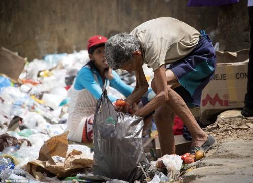 Il dramma del popolo venezuelano: "Bambini denutriti, morti sotterrati negli scatoloni"