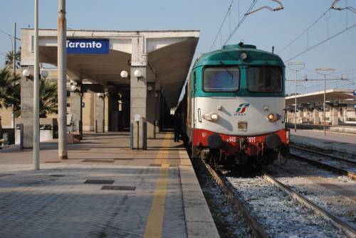 Taranto, nigeriani senza biglietti sul treno aggrediscono la polizia