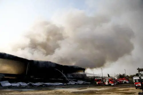 Maxi incendio di rifiuti, arrestati in quindici per "traffico illecito"