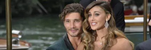 Belen e Stefano vicini nel backstage 