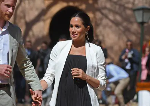 Meghan Markle sale in cattedra per l'8 marzo