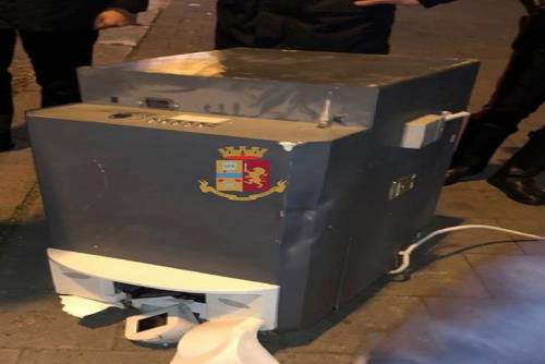 Napoli, banda di ladri tenta di rubare cassa di un bancomat