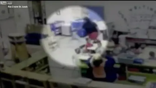 "Non la smetteva di parlare". E la maestra le sbatte la testa