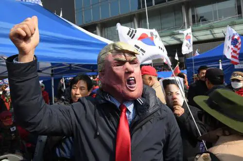 Corea del Sud, manifestazione contro politiche del presidente Moon Jae-in