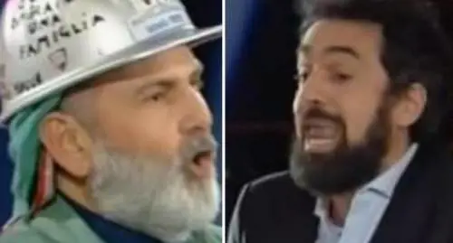 "Non fai parlare", "Io...". Così a "Popolo sovrano" è lite Giarrusso-operaio
