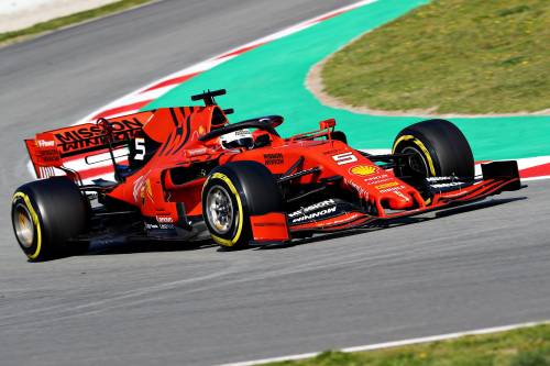 Vettel vola con la sua Ferrari: giro record sotto gli occhi di John Elkann