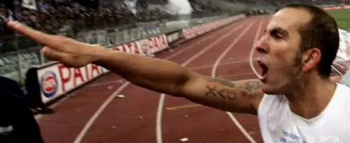 Dai pugni chiusi ai saluti romani: quando il calciatore è politico