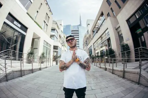 Lazza, il pianista rapper che piace a Fibra e Guè Pequeno