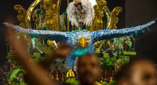 Brasile, la sfarzosa dei carri di Carnevale