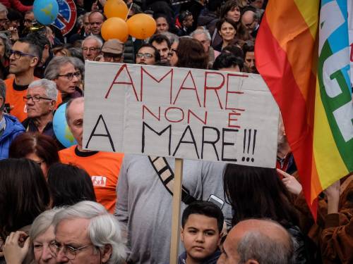 Sea Watch "cavalca" la piazza: "A metà a marzo già in mare"