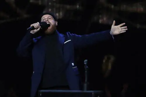 Gran voce e positività: il debutto d'oro di Tom Walker  (che piace a William e Kate)