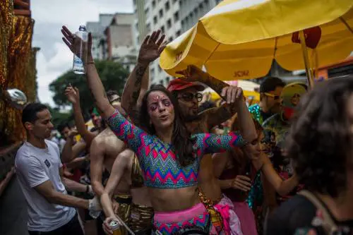 Brasile, nella capitale i festeggiamenti del Carnevale fra eccessi, musica e colori 