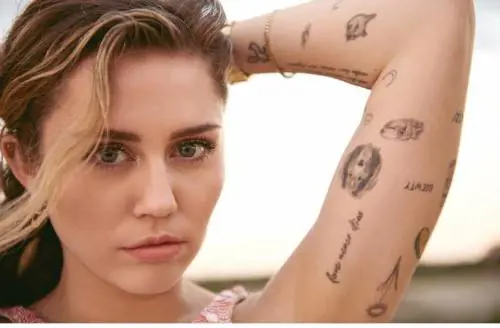 Miley Cyrus: "Il mio primo bacio è stato con una ragazza"