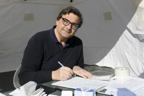 Via alle primarie del Pd. Calenda fa lo scrutatore