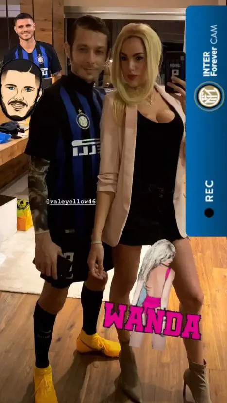 Valentino Rossi e la fidanzata sbertucciano Icardi e Wanda. Li imitano per Carnevale