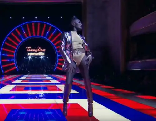 Grace Jones a 70 anni sfila in passerella più sexy che mai
