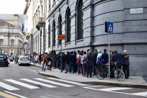 Milano, coda alla Galleria d'Arte in piazza della Scala
