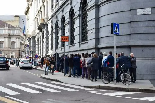 Milano, coda alla Galleria d'Arte in piazza della Scala 