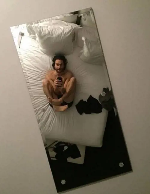 Kourtney Kardashian lancia la moda del selfie dall'alto