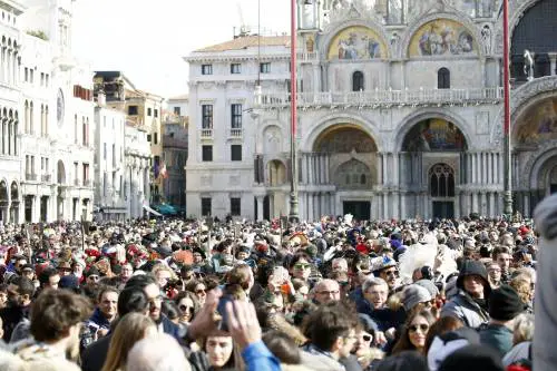 Chiacchiere o pignolata. Il lato dolce del Carnevale è un affare da 150 milioni