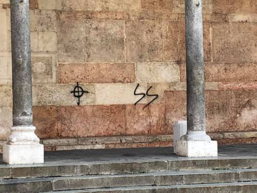 Svastica e simboli fascisti sul Duomo di Cremona