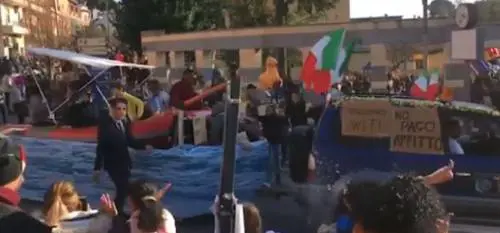 "No pago affitto". Scherzano a carnevale sui migranti. E la sinistra s'indigna
