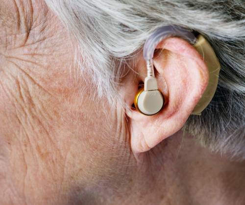 Boom dei disturbi dell'udito: come prevenirli