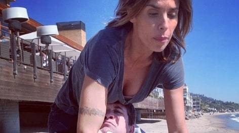 La scollatura sexy di Elisabetta Canalis che fa impazzire i fan