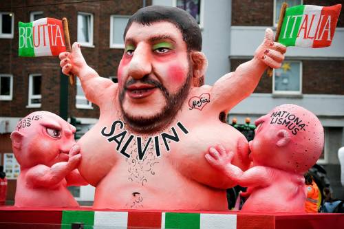 Il carro tedesco insulta Salvini "Allatta il razzismo, è mafioso"
