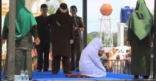 Indonesia, violazione della sharia: coppie non sposate frustate in piazza