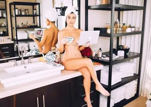 Kourtney Kardashian è (di nuovo) nuda su Instagram