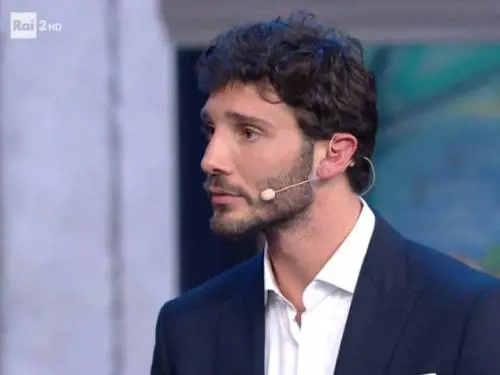 "Ma hai fatto pace con Belen?". E De Martino (imbarazzato) risponde così