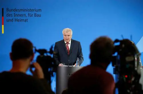 Migranti, Seehofer "Via status di rifugiati per quanti tornano nel loro Paese in visita"