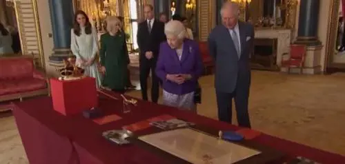 È ancora gelo fra Meghan e Kate. Al party reale di Carlo si ignorano