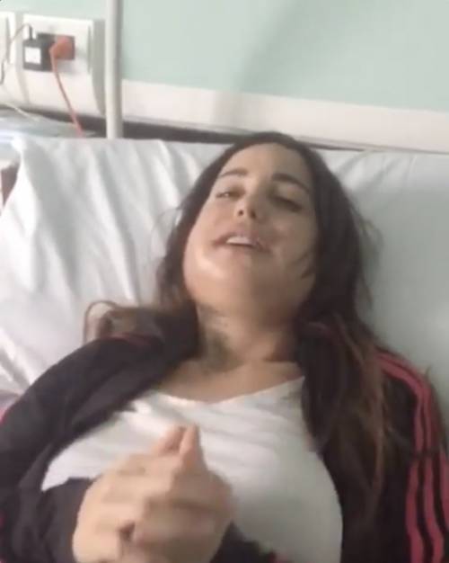Siria De Fazio choc dopo l'intervento: viso gonfio e deforme
