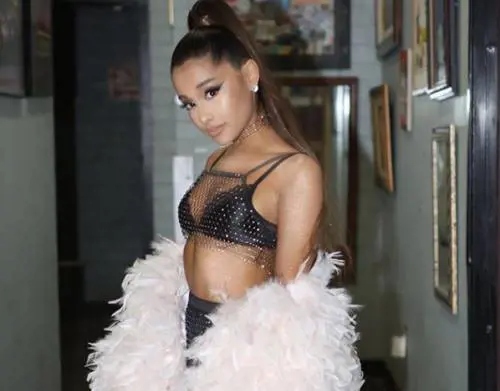 Starbucks mette in vendita due nuovi macchiati ideati da Ariana Grande