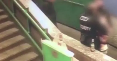Beve birra in metro, due vigilantes di Atm bloccano e mettono a terra una donna
