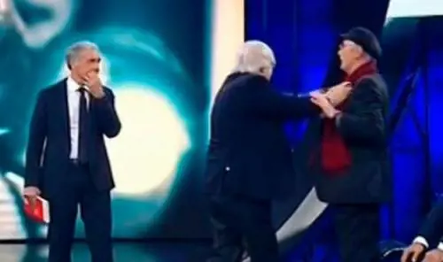 "Ma vaff, ti do un cazzotto". Rissa tv tra Sgarbi e Pennacchi